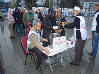 KUŞAKLARLARDAN DEPREMZEDELERE SÜT VE POHÇA