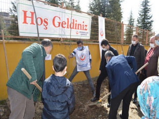 ŞENLİK HAVASINDA ÇINAR DİKTİK.