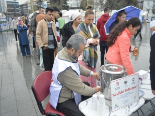 KUŞAKLARLARDAN DEPREMZEDELERE SÜT VE POHÇA