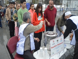 KUŞAKLARLARDAN DEPREMZEDELERE SÜT VE POHÇA