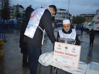 KUŞAKLARLARDAN DEPREMZEDELERE SÜT VE POHÇA