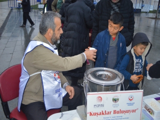 KUŞAKLARLARDAN DEPREMZEDELERE SÜT VE POHÇA