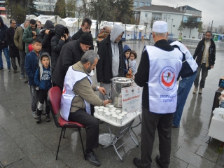 KUŞAKLARLARDAN DEPREMZEDELERE SÜT VE POHÇA