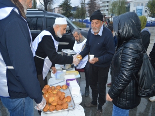 KUŞAKLARLARDAN DEPREMZEDELERE SÜT VE POHÇA