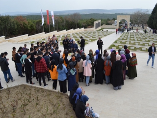 GENÇLERİMİZLE ŞEHİTLERİMİZİN HUZURUNDAYDIK.