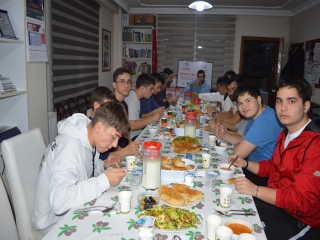 GENÇLERLE İFTAR VE DİŞ KİRASI