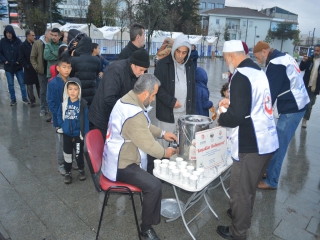 KUŞAKLARLARDAN DEPREMZEDELERE SÜT VE POHÇA