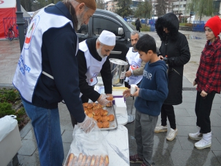 KUŞAKLARLARDAN DEPREMZEDELERE SÜT VE POHÇA